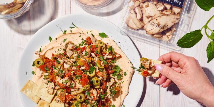 Salade met mediterraanse kip, cheddardipsaus